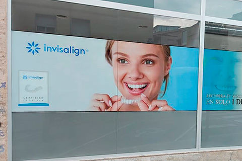 Impresión digital en vinilo para escaparate en clínica dental