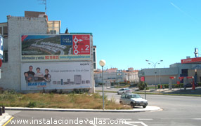 Valla publicitaria 8x3 remontada sobre fachada